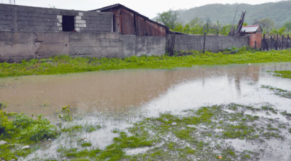 Ploaia face PAGUBE. 12 localitati din tara, deconectate de la energia electrica