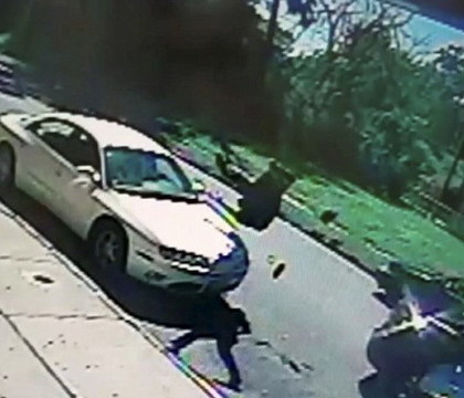 Grav accident surprins de o camera. Un barbat de 80 de ani a fost aruncat in aer de un sofer vitezoman - VIDEO Grav accident surprins de o camera. Un barbat de 80 de ani a fost aruncat in aer de un sofer vitezoman - VIDEO