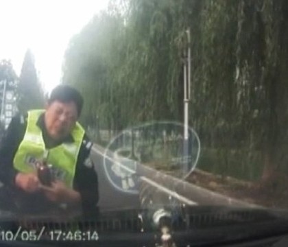 L-a oprit pentru un control de rutina, dar a fost tarat 2 kilometri pe capota masinii. Ce s-a intamplat cu politistul. VIDEO
