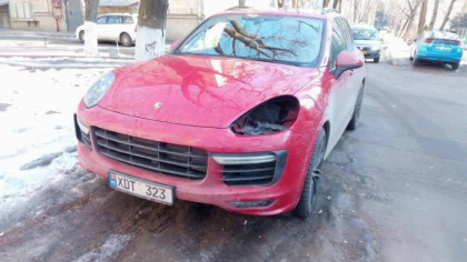 S-au inspirat moldovenii de la englezi sau chiar atat de usor se demonteaza? Cum si-au gasit in parcare Porsche Cayenne-urile cativa soferi din capitala - FOTO/VIDEO S-au inspirat moldovenii de la englezi sau chiar atat de usor se demonteaza? Cum si-au gasit in parcare Porsche Cayenne-urile cativa soferi din capitala - FOTO/VIDEO
