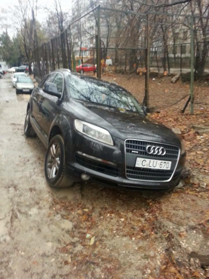 Soferii au inmarmurit cand si-au vazut masinile. Un Audi Q7 si un BMW, "INGHITITE" de namol, in capitala. FOTO