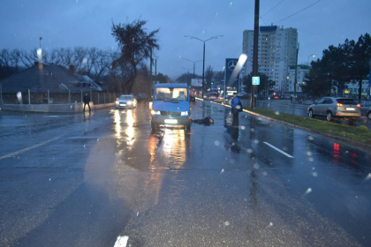 Un barbat, lovit MORTAL de un microbuz, pe strada Calea Orheiului. FOTO
