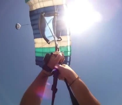 Un om de afaceri a murit in Cluj, dupa ce s-a prabusit cu parasuta. Barbatul s-ar fi lovit de aripa avionului in timpul saltului