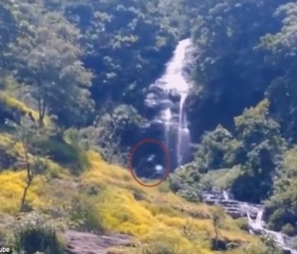 Imaginile care au starnit o adevarata controversa pe internet. Ce apare in clipul filmat in Indonezia - VIDEO Imaginile care au starnit o adevarata controversa pe internet. Ce apare in clipul filmat in Indonezia - VIDEO