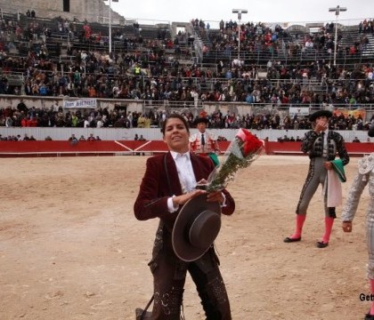 A starnit furie atunci cand s-a pozat tinand in mana niste urechi de taur. Ce a patit aceasta femeie matador - VIDEO 