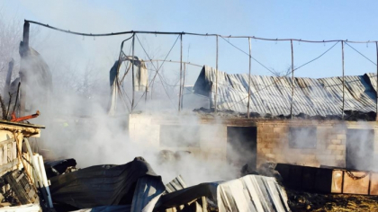 Zeci de animale - vite si porci - au ars de vii intr-un incendiu care a devastat o gospodarie din raionul Anenii Noi. Doua autospeciale s-au indreptat la fata locului. Martor: "Tot satul e in picioare"