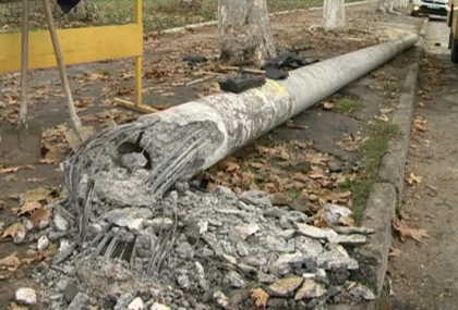Accident in capitala. Un barbat, transportat la spital dupa ce a daramat cu masina un stalp de electricitate