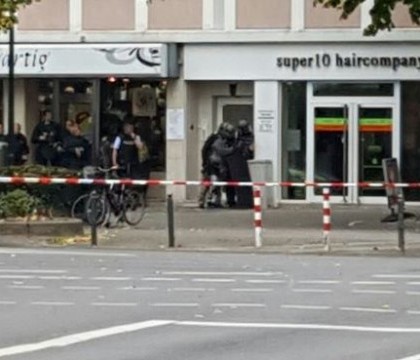 Atac in Germania, dupa ce un barbat a deschis focul intr-un salon de coafura si a luat o ostatica. Supectul, descoperit mort Atac in Germania, dupa ce un barbat a deschis focul intr-un salon de coafura si a luat o ostatica. Supectul, descoperit mort