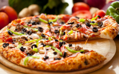 I-a pierit orice pofta de mancare. Ce a gasit o tanara in pizza, intr-un local din capitala. FOTO I-a pierit orice pofta de mancare. Ce a gasit o tanara in pizza, intr-un local din capitala. FOTO