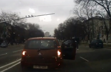 Ghinionul unuia - norocul altuia. Ce a gasit un sofer pe o strada din capitala. VIDEO