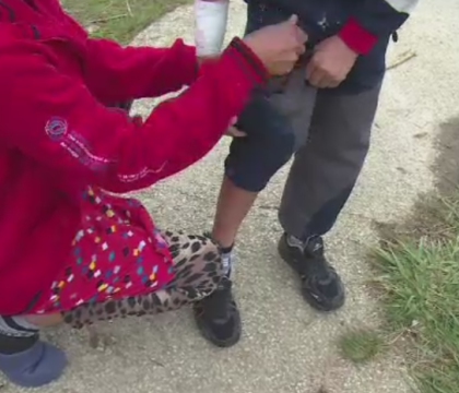 Baiat de 13 ani, cu rani grave la maini si picioare dupa ce a fost atacat de un caine maidanez. "Puteau sa il omoare" Baiat de 13 ani, cu rani grave la maini si picioare dupa ce a fost atacat de un caine maidanez. "Puteau sa il omoare"
