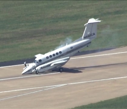 Momente de cosmar pentru un pilot american. A aterizat "in nas" dupa o defectiune tehnica a avionului - VIDEO Momente de cosmar pentru un pilot american. A aterizat "in nas" dupa o defectiune tehnica a avionului - VIDEO