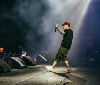 Eminem il ataca dur pe Donald Trump, intr-o noua melodie: "Un candidat imprevizibil, cu degetul pe butonul nuclear". AUDIO