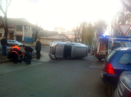 FOTO. ACCIDENT in capitala. O Toyota s-a rasturnat in mijlocul unei intersectii dupa ce s-a ciocnit cu un BMW FOTO. ACCIDENT in capitala. O Toyota s-a rasturnat in mijlocul unei intersectii dupa ce s-a ciocnit cu un BMW