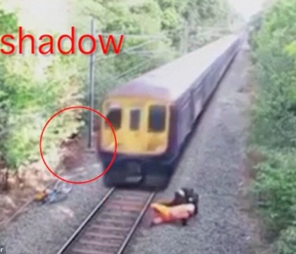Un clip urmarit de milioane de oameni, in care un barbat este salvat miraculos din fata unui tren, este de fapt un fals Un clip urmarit de milioane de oameni, in care un barbat este salvat miraculos din fata unui tren, este de fapt un fals