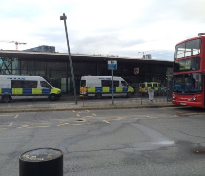 Tanar arestat in Londra, dupa ce a lasat un pachet suspect in metrou. O statie a fost evacuata Tanar arestat in Londra, dupa ce a lasat un pachet suspect in metrou. O statie a fost evacuata
