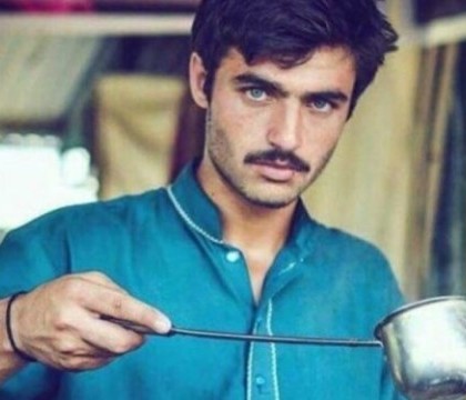 Vindea ceai in Pakistan, pana cand o poza cu el a creat isterie pe Instagram. Cum i s-a schimbat viata tanarului de 18 ani Vindea ceai in Pakistan, pana cand o poza cu el a creat isterie pe Instagram. Cum i s-a schimbat viata tanarului de 18 ani