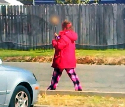O femeie s-a plimbat pe strada cu un craniu uman infipt intr-un bat. Descoperirea facuta de politisti dupa ce au abordat-o