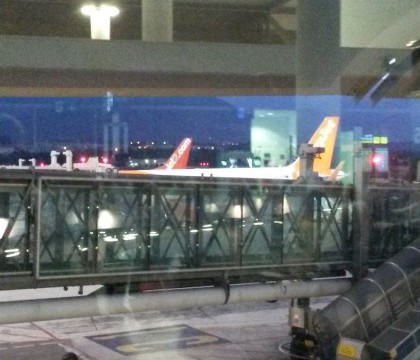 Cadavru dezbracat si legat de maini si de picioare, gasit pe o banca din aeroportul Malaga. Barbatul este cetatean britanic