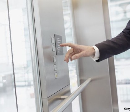 Imagini socante surprinse intr-un lift din China. Ce pateste aceasta mama pentru ca i-a spus unui barbat sa-si stinga tigara Imagini socante surprinse intr-un lift din China. Ce pateste aceasta mama pentru ca i-a spus unui barbat sa-si stinga tigara