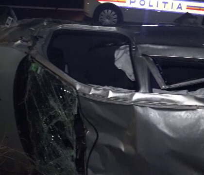 Accident grav pe A1 din Romania, produs de un tanar 18 ani care conducea cu 160km/ora. Iubita sa, care se afla in dreapta, a murit pe loc Accident grav pe A1 din Romania, produs de un tanar 18 ani care conducea cu 160km/ora. Iubita sa, care se afla in dreapta, a murit pe loc