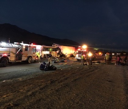 13 morti si 31 de raniti intr-un grav accident pe o autostrada din California. Un autocar s-a ciocnit cu un camion 13 morti si 31 de raniti intr-un grav accident pe o autostrada din California. Un autocar s-a ciocnit cu un camion