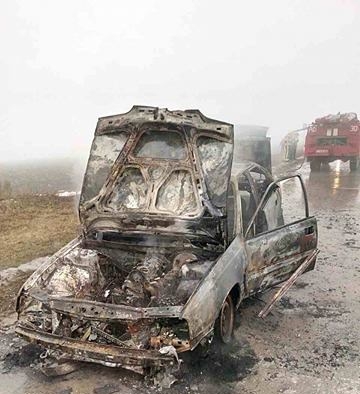 Un Opel a luat foc din mers la iesire din Razeni. Automobilul a fost facut scrum - GALERIE FOTO