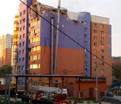 Momentul in care acoperisul unui bloc din Rusia a sarit in aer a fost surprins de camere - VIDEO Momentul in care acoperisul unui bloc din Rusia a sarit in aer a fost surprins de camere - VIDEO