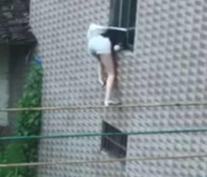 A uitat cheile si a incercat sa intre in casa pe geam. Aproape ca reusise, dar apoi un lucru neasteptat s-a intamplat - VIDEO