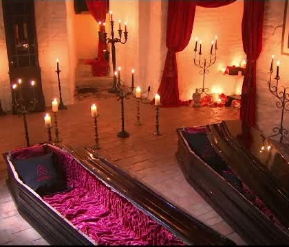 Ce trebuie sa faci pentru a va petrece noaptea de Halloween in castelul Bran. Locul in care o sa dormiti