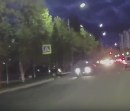 Mergeau pe trecerea de pietoni din Rusia, cand o masina a intrat in ei in plin. Ce s-a intamplat cu cei patru tineri - VIDEO Mergeau pe trecerea de pietoni din Rusia, cand o masina a intrat in ei in plin. Ce s-a intamplat cu cei patru tineri - VIDEO
