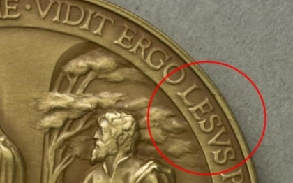 Moneda Papei Francisc retrasa de Vatican. Numele lui Iisus era scris gresit Moneda Papei Francisc retrasa de Vatican. Numele lui Iisus era scris gresit