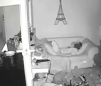 Jaf surprins de camere. Hotii fura bunurile din casa in timp ce proprietarii dorm pe canapele - VIDEO Jaf surprins de camere. Hotii fura bunurile din casa in timp ce proprietarii dorm pe canapele - VIDEO