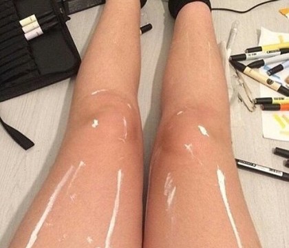 Aceasta iluzie optica a impartit internetul in doua. Ce au observat oamenii la picioarele acestei femei. FOTO Aceasta iluzie optica a impartit internetul in doua. Ce au observat oamenii la picioarele acestei femei. FOTO