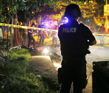 Victima inocenta a razboiului impotriva drogurilor din Filipine. O fetita zace, impuscata, pe strada, langa papusa ei Barbie