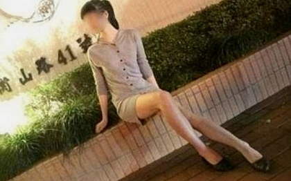 Politia o cauta prin Shanghai, insa barbatii nu vor sa fie prinsa. Ce face aceasta tanara in public Politia o cauta prin Shanghai, insa barbatii nu vor sa fie prinsa. Ce face aceasta tanara in public