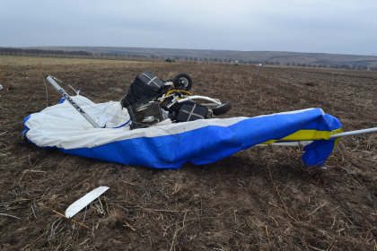 FOTO. Un deltaplan S-A PRABUSIT in Cantemir: Pilotul A MURIT, in timp ce voia sa transporte ilegal tigari in Romania