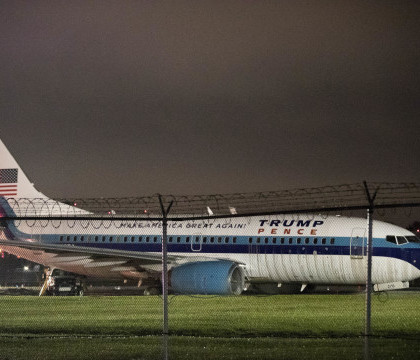 Incident pe aeroportul LaGuardia, din New York. Avionul de campanie al lui Mike Pence a iesit de pe pista - VIDEO