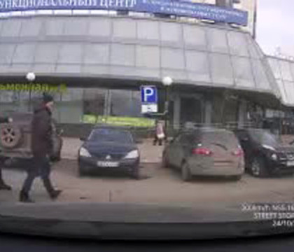 Atac in plina strada, intr-un oras din Rusia. Motivul pentru care un barbat a fost batut cu sabaticie Atac in plina strada, intr-un oras din Rusia. Motivul pentru care un barbat a fost batut cu sabaticie