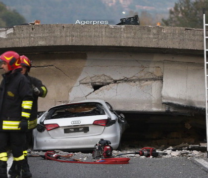 Tragedie in Italia. Un mort si cinci raniti, dintre care trei copii, dupa ce un pod s-a prabusit sub greutatea unui TIR - VIDEO Tragedie in Italia. Un mort si cinci raniti, dintre care trei copii, dupa ce un pod s-a prabusit sub greutatea unui TIR - VIDEO