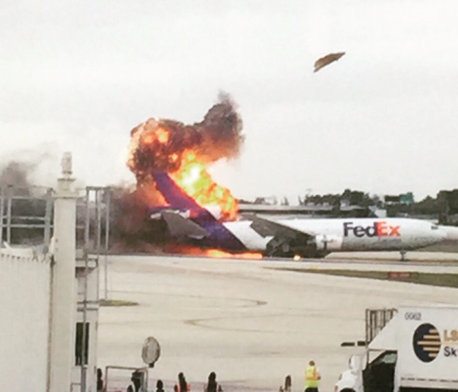 Un avion de marfa al companiei FedEx a izbucnit in flacari chiar pe pista de aterizare. Ce s-a intamplat cu pilotii - VIDEO Un avion de marfa al companiei FedEx a izbucnit in flacari chiar pe pista de aterizare. Ce s-a intamplat cu pilotii - VIDEO
