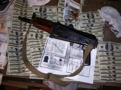 Mitraliere, arme pneumatice si trotil. Ce au gasit oamenii legii acasa la membrii ANTIFA Mitraliere, arme pneumatice si trotil. Ce au gasit oamenii legii acasa la membrii ANTIFA