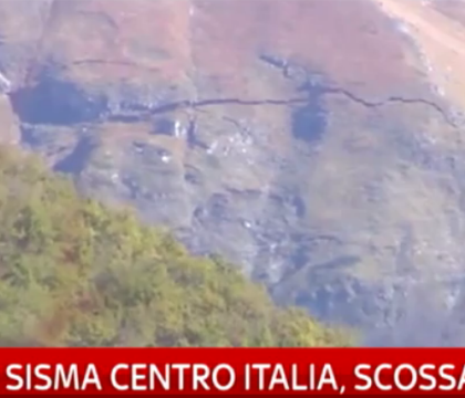 Italia, lovita de cel mai puternic cutremur din ultimii 36 de ani. O crapatura uriasa a aparut in munte, langa Ussita Italia, lovita de cel mai puternic cutremur din ultimii 36 de ani. O crapatura uriasa a aparut in munte, langa Ussita