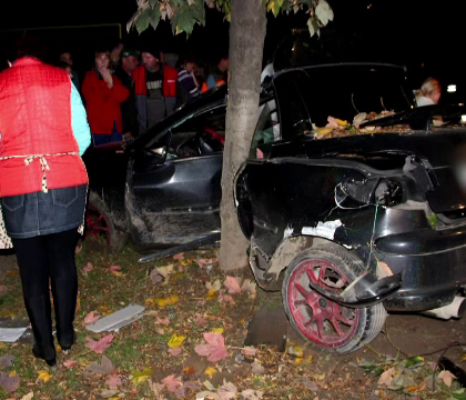 Moarte suspecta, dupa ce un barbat a intrat cu masina intr-un copac. Barbatul a decedat, iar pasagerul e in stare grava Moarte suspecta, dupa ce un barbat a intrat cu masina intr-un copac. Barbatul a decedat, iar pasagerul e in stare grava