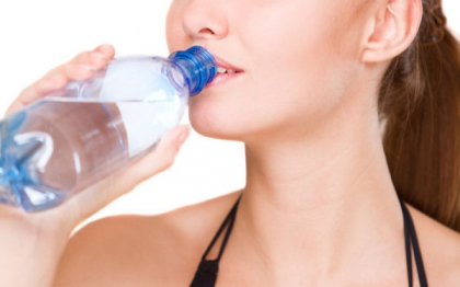 Pericolele ascunse intr-o sticla de apa. Putini stiau ca exista acest riscuri pentru sanatate Pericolele ascunse intr-o sticla de apa. Putini stiau ca exista acest riscuri pentru sanatate