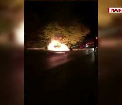 Tanar de 23 de ani, la un pas de moarte dupa ce a adormit la volan si a intrat cu masina intr-un copac. Cine l-a salvat