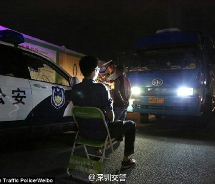 Ochi pentru ochi si dinte pentru dinte. Pedeapsa aplicata de politistii chinezi soferilor care abuzeaza de faza lunga Ochi pentru ochi si dinte pentru dinte. Pedeapsa aplicata de politistii chinezi soferilor care abuzeaza de faza lunga