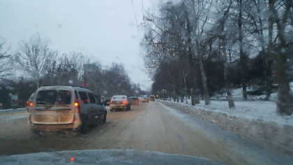 Pe strazile din capitala se circula cu viteza melcului, dupa ce drumurile au fost acoperite cu zapada. Codul galben de ninsori si lapovita ramane valabil - GALERIE FOTO