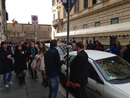 ALEGERI PARLAMENTARE 2014 DIASPORA. La Roma s-a format coada: " Diaspora se mobilizeaza!" FOTO