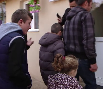 Au ramas pe drumuri, dupa ce le-a ars casa. Surpriza traita de 4 frati din Iasi, dupa ce zeci de oameni au sarit sa-i ajute